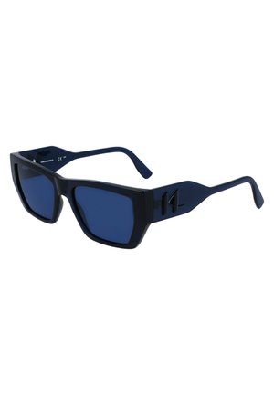 Occhiali da sole con tinta blu, montatura nera spessa, design angolare e distintivi accenti laterali texturizzati. Leggeri con aste curve.