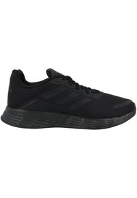 Baskets de sport noires avec une tige en mesh texturé, trois rayures tonales et une semelle en caoutchouc avec un motif nervuré pour l'adhérence.