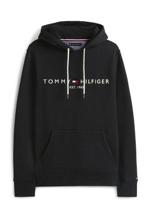 Černá mikina s kapucí s bílými šňůrkami, přední kapsou kangaroo a logem "Tommy Hilfiger EST. 1985" s malou červeno-bílo-modrou vlajkou na hrudi.