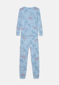 Zweiteiliges Schlafanzugset aus hellblauem Stoff. Mit verspielten Mustern von Spielcontrollern, Kopfhörern und Snacks. Lange Ärmel und eng anliegende Bündchen.