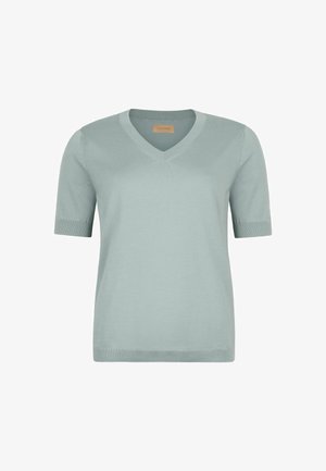 Jasnoniebieska dzianinowa bluzka z krótkim rękawem, dekoltem w kształcie litery V i prążkowanymi mankietami oraz dołem, przedstawiona na białym tle.