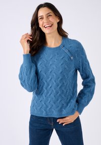 Blauwe gebreide trui met een textuur kabelpatroon, ronde hals en drie decoratieve knopen op de schouder. Zachte, comfortabele stof.