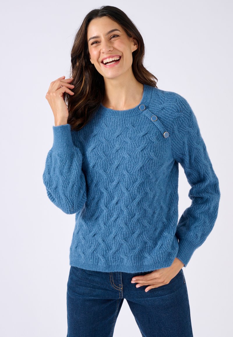 Blauwe gebreide trui met een textuur kabelpatroon, ronde hals en drie decoratieve knopen op de schouder. Zachte, comfortabele stof.