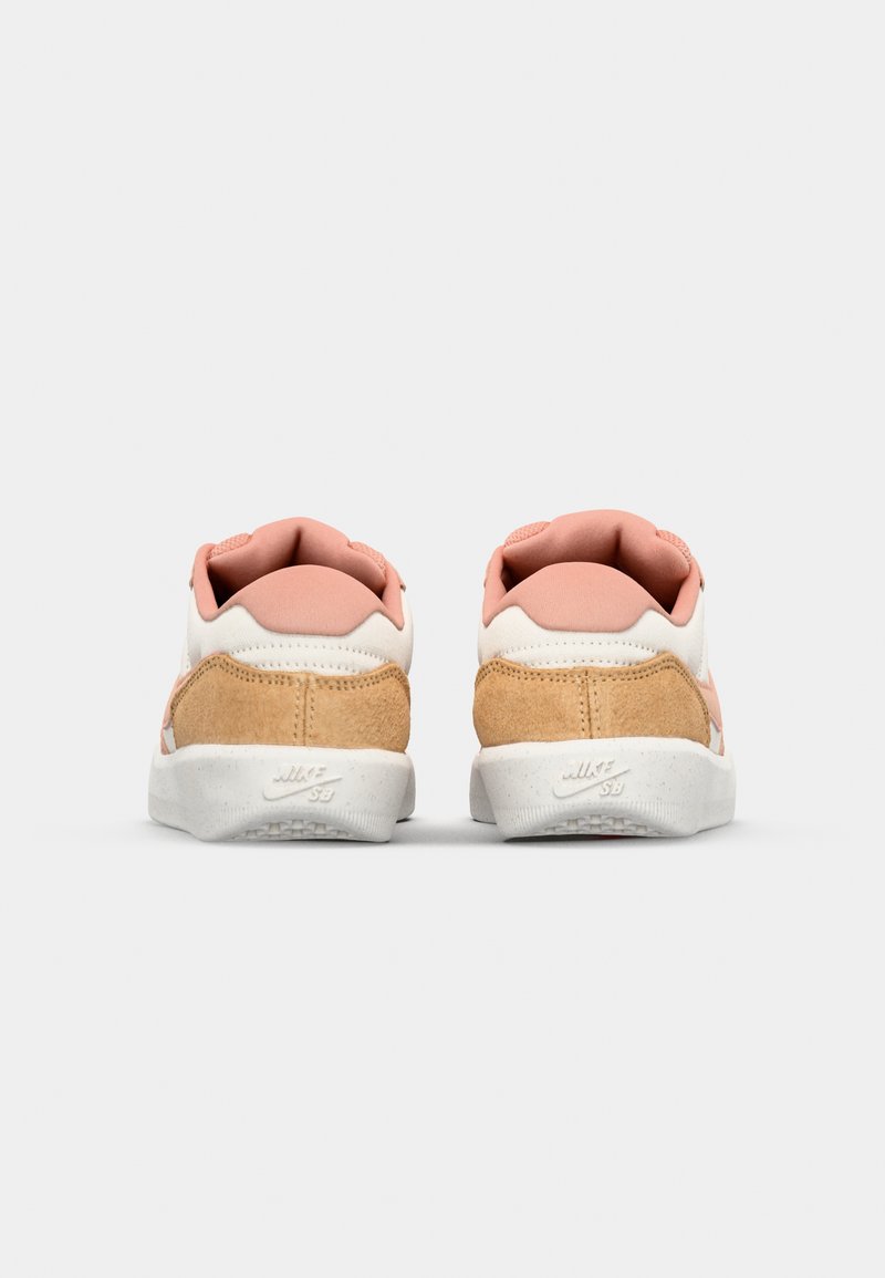 Zapatillas blancas y melocotón con acentos de gamuza en tono marrón. Tacón redondeado, cuello acolchado y suela de goma texturizada con detalle de logo. Parte superior de materiales duales.