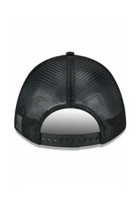 Schwarze Mesh-Trucker-Cap mit gebogenem Schirm, verstellbarem Snapback-Verschluss und einer strukturierten Oberfläche auf dem Rückenteil.
