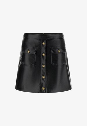 Czarna spódnica z imitacji skóry o rozkloszowanym fasonie, z zapięciem na guziki z przodu, dwoma naszywanymi kieszeniami oraz kontrastowymi mosiężnymi guzikami.