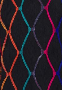 Tessuto nero con un motivo a diamante in rilievo lavorato a maglia in filato arancione, teal, viola, rosa e blu che crea anelli connessi.