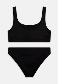 Set di bikini nero con texture a coste. Iltop ha spalline larghe e una scollatura a barchetta, mentre il pantalone ha un taglio bikini classico.