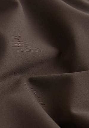 Smeđi materijal s glatkom, sjajnom teksturom, koji prikazuje valove i nabore. Materijal djeluje lagano i ima fin, ravnomjeran tkanje.