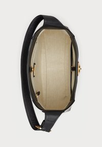 Bolsa de couro preta com exterior liso, apresentando um fecho dourado, forro interior bege com padrão de espinha de peixe, e uma alça destacável.