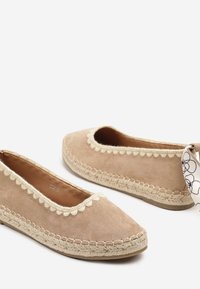 Espadrilles en suède beige avec un bout arrondi, un bord festonné et une semelle en jute tissée. Semelle extérieure en caoutchouc antidérapante pour une meilleure adhérence.