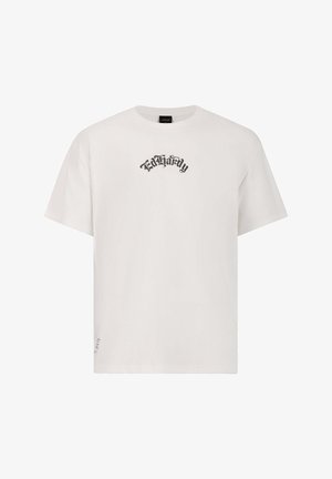 Camiseta blanca de algodón con texto bordado en negro, cuello redondo, mangas cortas y corte relajado. Diseño minimalista sin patrones.