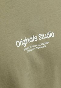 Jack & Jones JORVESTERBRO CREW NECK - Trükipildiga T-särk - aloe