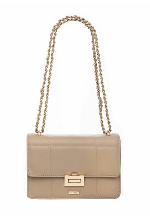 Beżowa skórzana torba na ramię z złotym łańcuszkiem i prostokątnym złotym zapięciem na przednim klapie.