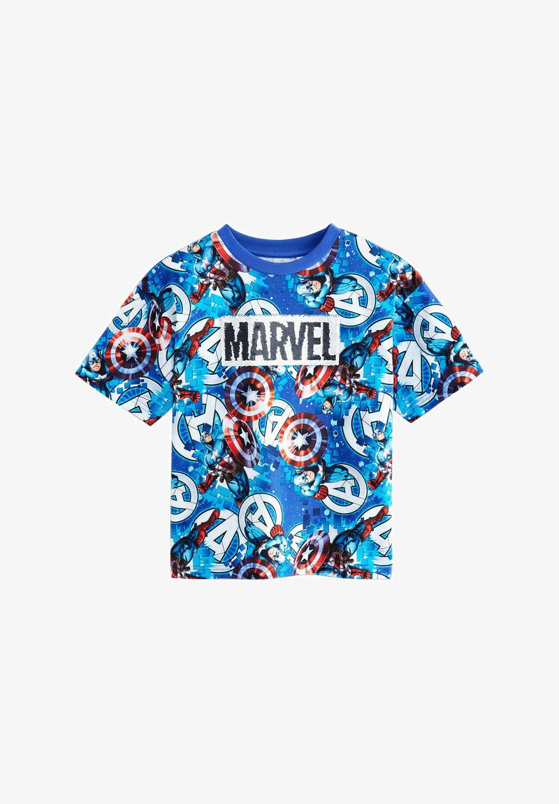 Kinder blaues Marvel-T-Shirt mit wiederholten Captain America- und Avengers-Logos überall und einem großen Marvel-Logo auf der Brust.