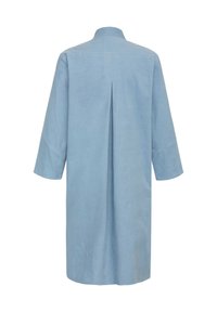 Manteau din in albăstrui deschis cu guler ridicat, mâneci lungi și o pliță centrală pe spate pentru o mișcare mai bună. Textură netedă, design minimalist.