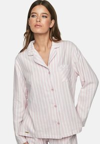 Ensemble de pyjama rayé rose et blanc, comprenant un haut à boutons avec une poche poitrine, en tissu doux et avec une coupe décontractée.