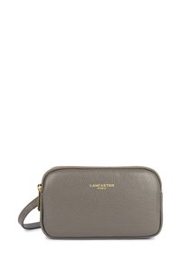 Pochette in pelle grigia con finitura testurizzata, logo dorato ben visibile, chiusura con zip e cinturino per il polso removibile.