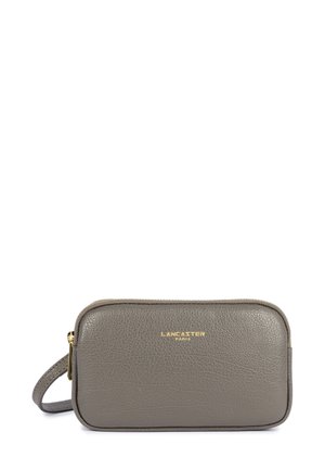 Pochette in pelle grigia con finitura testurizzata, logo dorato ben visibile, chiusura con zip e cinturino per il polso removibile.