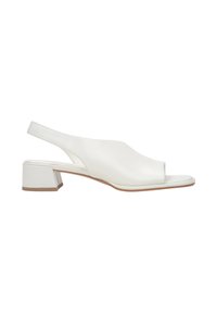 Białe skórzane sandały typu slingback z otwartym palcem, charakteryzujące się grubym, blokowym obcasem i minimalistycznym wzornictwem. Gładka tekstura i czyste linie.