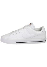 Bílé kožené tenisky s nízkým designem, s černým pruhem na podrážce a výrazným logem Nike na boku.