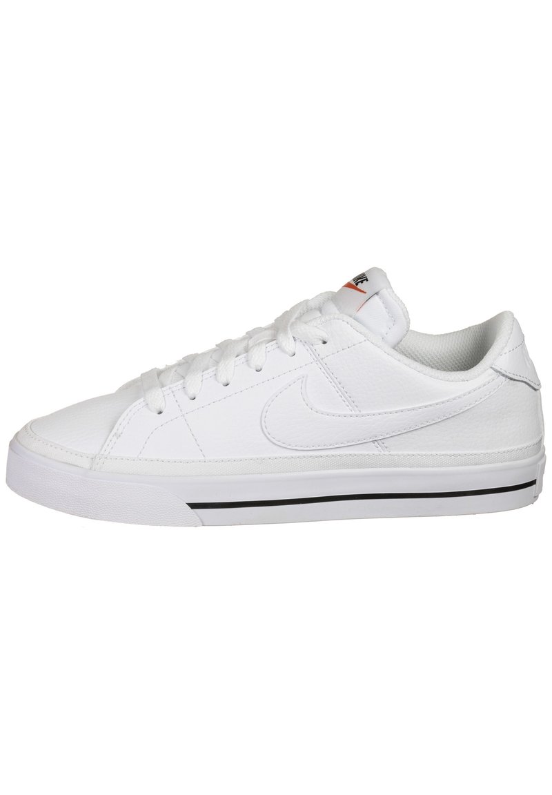 Bílé kožené tenisky s nízkým designem, s černým pruhem na podrážce a výrazným logem Nike na boku.