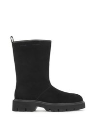 Botine negre din suede, cu o talpă solidă, din cauciuc cu striuri și un tab de prindere, având un design simplu și o branding minimal.