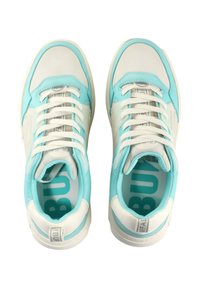 Baskets bleu clair et blanches avec un dessus lisse, un bout rond et des lacets blancs plats. Les semelles intérieures affichent un texte audacieux contrasté.