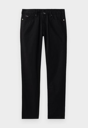 Pantaloni di cotone neri con vestibilità slim, tasche anteriori, chiusura con bottone e un sottile dettaglio del logo sulla vita.