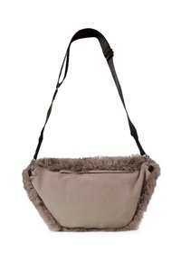 Grå faux fur og blødt stof skuldertaske med en sort justerbar rem og lomme med lynlås på forsiden. Krumformet, teksturerede kanter.