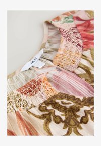 Valimata, pink palm print