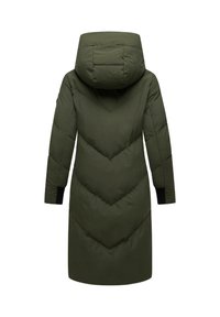 Abrigo acolchado verde oliva con capucha, con un patrón de acolchado en forma de chevron, mangas largas y puños negros. Vista trasera mostrada.