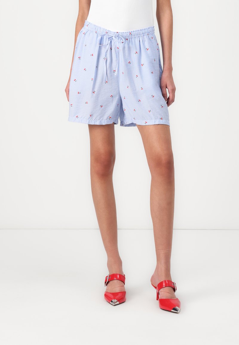 Pantaloni scurți bleu cu dungi, cu o croială lejeră, talie elastică și șnur pentru ajustare, având imprimeuri florale mici de culoare roșie. Material din bumbac moale.