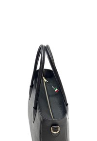 Zwarte leren tote bag met een gestructureerd oppervlak, twee ronde handvatten, een gouden rits en een klein label met de Italiaanse vlag.