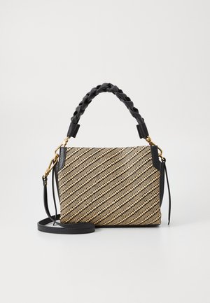 Vævet tan taske med sorte læderdetaljer, der har et fletgreb, diagonale striber, en aftagelig rem og guldfarvede hardware-detaljer.