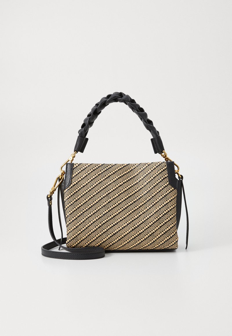 Borsa intrecciata color beige con dettagli in pelle nera, caratterizzata da un manico intrecciato, righe diagonali, una tracolla removibile e dettagli in oro.