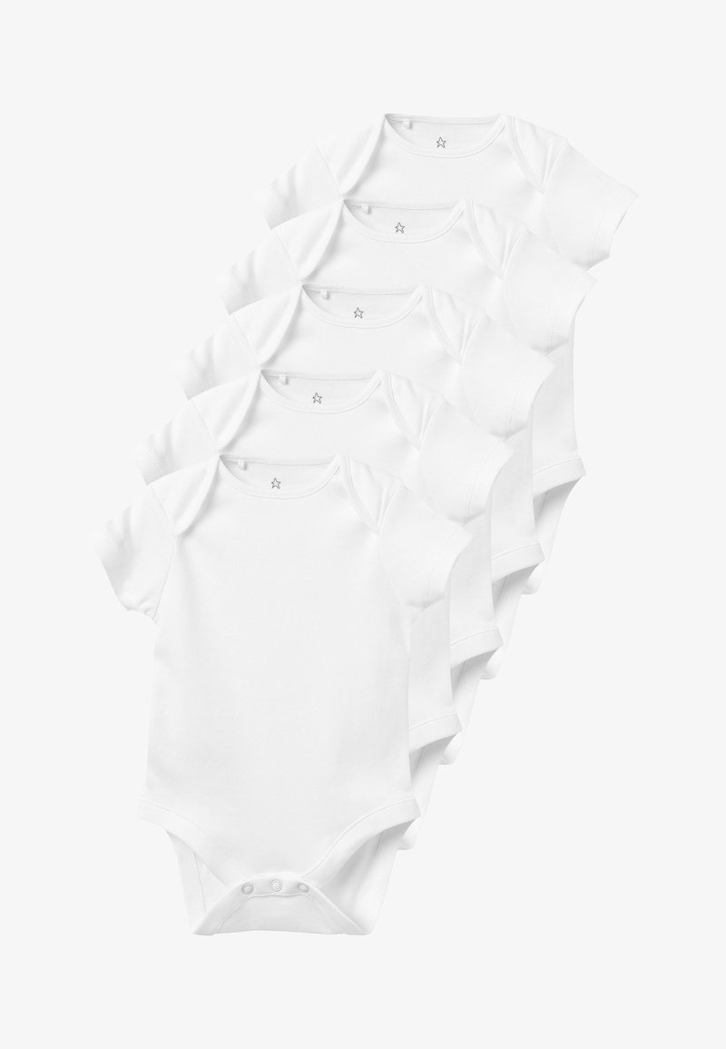 Cinq bodies blancs unis à manches courtes pour bébé empilés, chacun avec trois boutons-pression en bas et une petite étoile imprimée à l’intérieur de l’encolure.