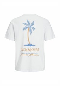 Tricou alb din bumbac, cu un design de palmier albastru și text portocaliu. Textul spune "JACK & JONES ESTABLISHED 1990 Aventură de Vară."