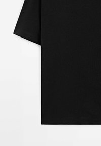 Schwarzes T-Shirt mit kurzen Ärmeln, aus Baumwolle mit einer glatten Textur. Es zeigt ein sauberes, minimalistisches Design und einen geraden Saum am unteren Ende.