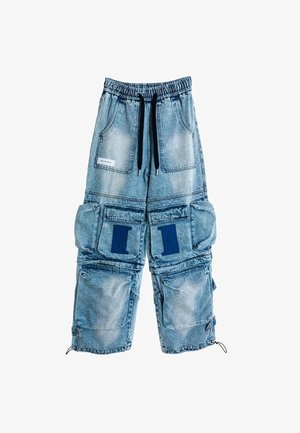 Pantalones cargo de denim azul claro con cinturilla elástica, cordón negro, múltiples bolsillos grandes y acentos de tela azul en contraste.