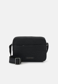 Černá crossbody taška Valentino s embosovaným vzorem loga, přední kapsou na zip a nastavitelným popruhem s kovovou sponou.
