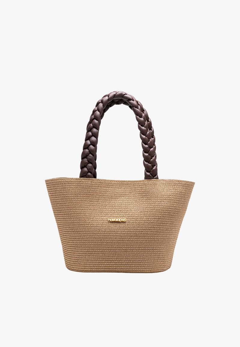Sac fourre-tout tissé marron avec des poignées épaisses tressées brun foncé et un petit logo doré au centre devant.