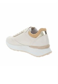 Baskets en cuir beige avec une semelle blanche, dotées d'un col en daim tan, d'un accent métallisé au talon et d'un design à lacets.