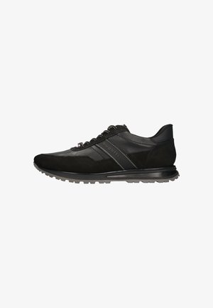 Chaussures de sport noires combinant cuir et daim, avec une surface texturée, des accents gris et une semelle extérieure en caoutchouc durable.