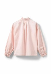 Ružová blúzka s volánikovým výstrihom a elastickými manžetami. Tkanina je hladká s jemnou textúrou a má nariasený zadný diel.