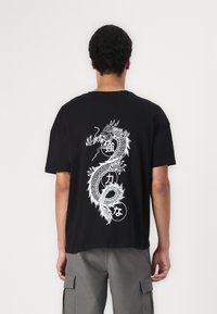 Jack & Jones - JJDRAGON TEE CREW NECK - Marškinėliai su spaudiniu - black Miniatiūros vaizdas 1