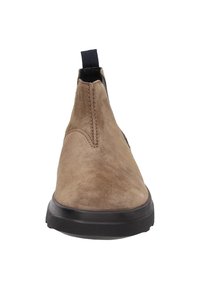 Braune Wildleder-Ankle-Boots mit elastischen Seitenpaneelen, abgerundetem Zehenbereich und einer strukturierten schwarzen Gummisohle. Verfügt über eine Zuglasche für einfaches An- und Ausziehen.