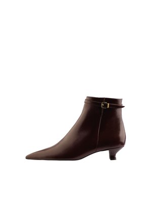 Dunkelbrauner Leder-Stiefelette mit spitzer Spitze, niedrigem Kittenheel und einem kleinen Schnallenriemen um den oberen Knöchel.