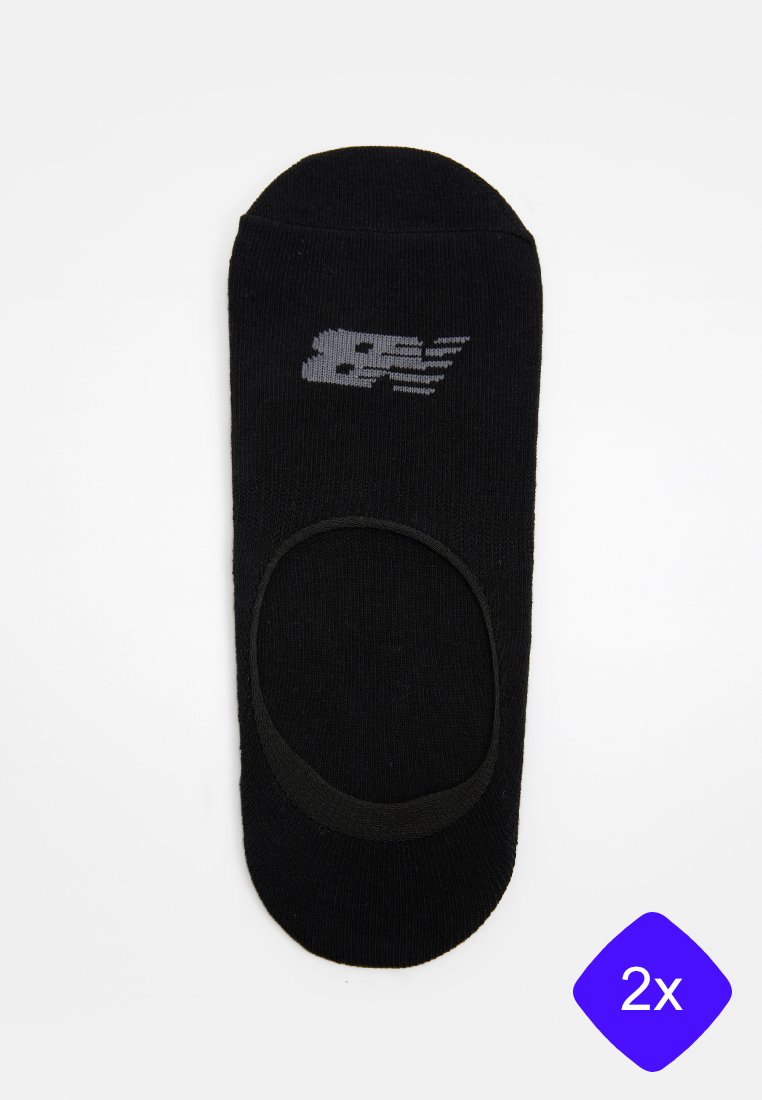 Zwarte enkel sok met een snug fit, voorzien van een grijs logo en een gevoerde zool. Verpakking bevat twee paren. Soepele stoftextuur.