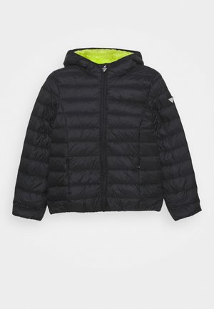 Veste matelassée noire à capuche avec fermeture éclair frontale et doublure intérieure vert citron vif, présentée à plat sur un fond clair.